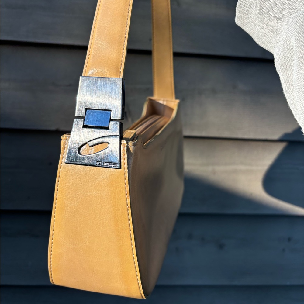 GUESS - Picture 6 of 7